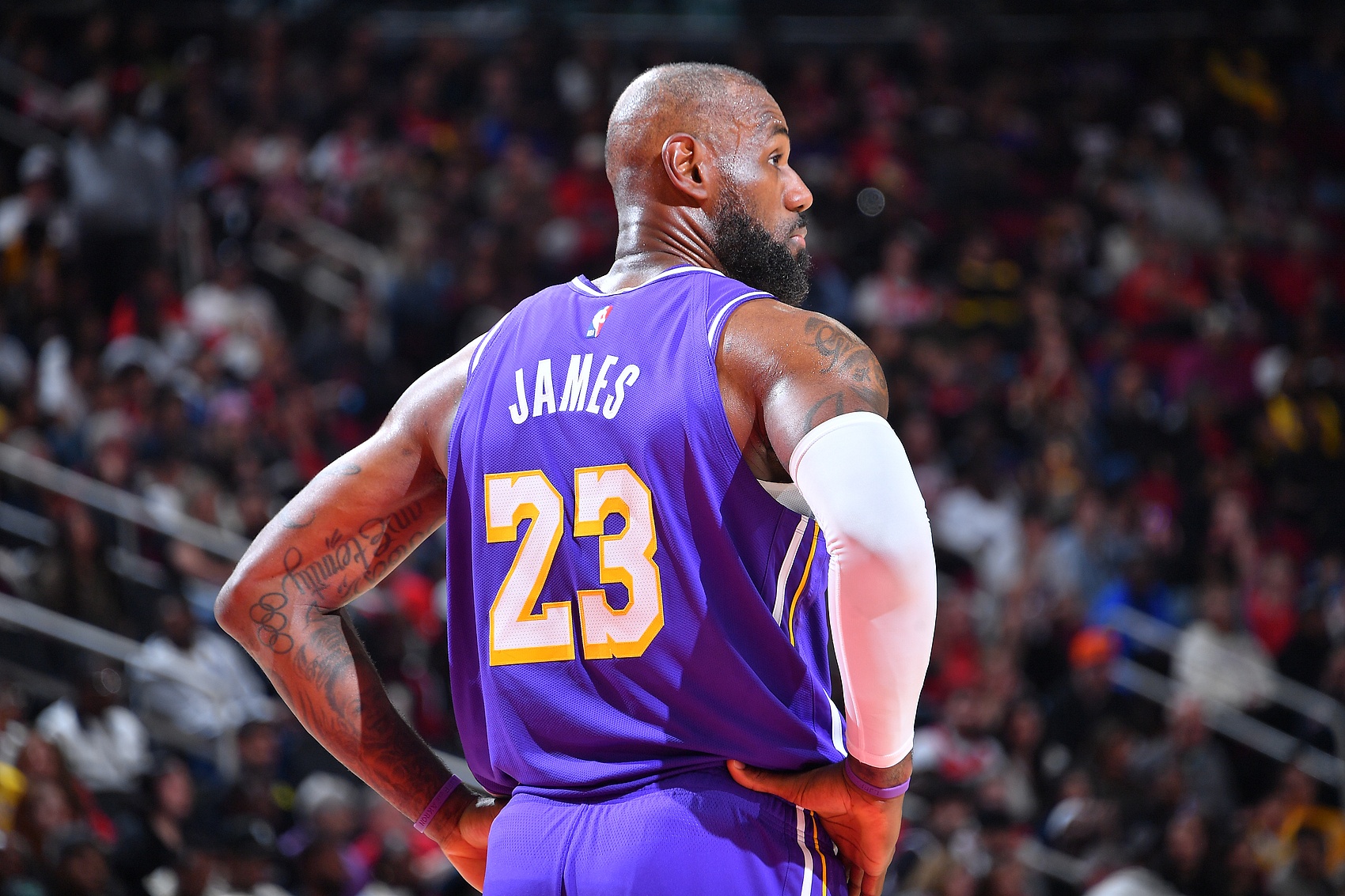 凯发k8注册-夸梅:勒布朗是不是要躲着雷霆打?我觉得他的脚要开始疼了👀